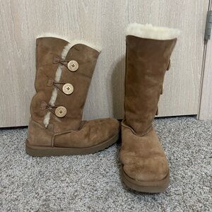 UGG Bailey Button Triplet ll Chestnut Brown Shearling Boots Winter Preppy Size 8